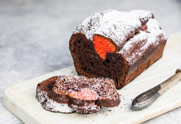 Quatre-quarts à la vanille avec des coeurs rouges, dessert pour la Saint-Valentin