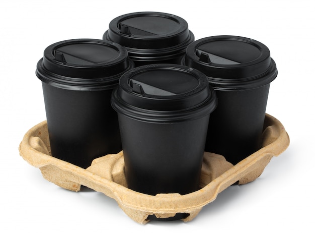 Quatre Tasses De Café à Emporter Noir Dans Un Plateau Sur Blanc