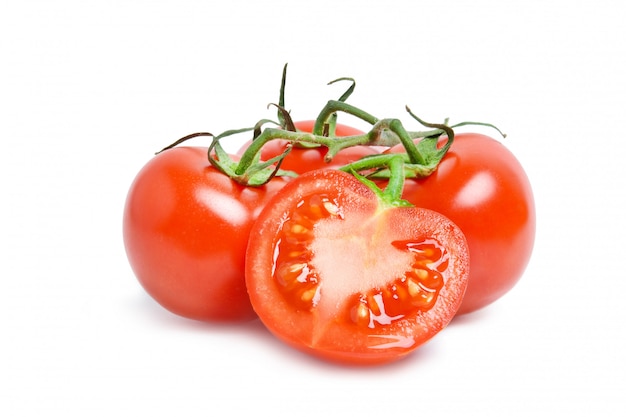 Quatre tomates sur fond blanc