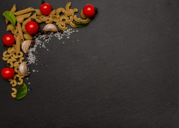 Quatre types de pâtes à l'ail poivre tomates sel Flatlay Vue de dessus Concept alimentaire Cuisine photo