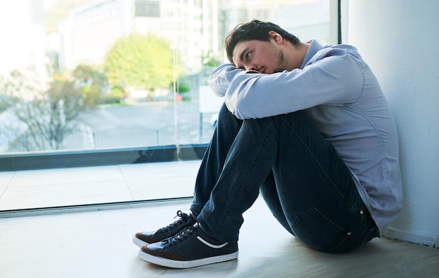 Que faites-vous quand personne ne comprend Photo d'un jeune homme souffrant d'une dépression nerveuse