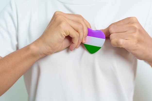 Queer Pride Day et le mois de la fierté LGBT concept violet blanc et vert en forme de coeur pour les lesbiennes gays bisexuelles transgenres genderqueer et la communauté pansexuelle