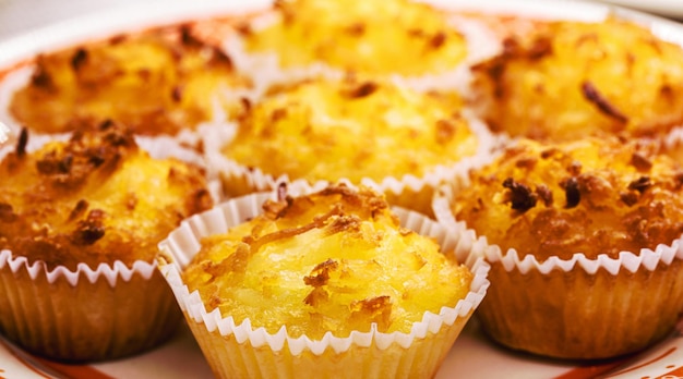 Queijadinha ou queijada dessert sucré cuit d'une boulangerie et pâtisserie traditionnelle du Brésil et du Portugal à base d'œufs et de beaucoup de sucre