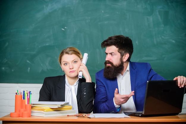 Quel que soit le concept. Personnel de l'école. Relations entre le collectif scolaire et les collègues. Enseignant et superviseur travaillant dans la salle de classe. Éducateur scolaire indifférent et maître d'école opinion différente.