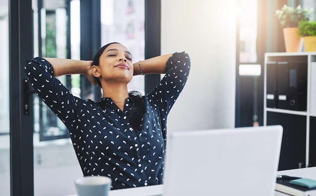 Quelle journée productive maintenant pour une pause Photo recadrée d'une jeune femme d'affaires séduisante dans son bureau