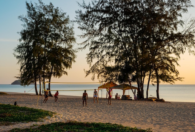 Quelqu'un joue au volleyball sur la plage de sable