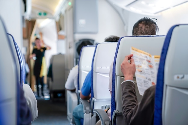 quelqu&#39;un a lu le menu dans l&#39;avion, prêt à l&#39;hôtesse de l&#39;air