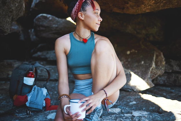 Quelque chose à propos d'être dans les montagnes vous fait vous sentir chez vous Photo d'une femme tenant une tasse de café dans les montagnes