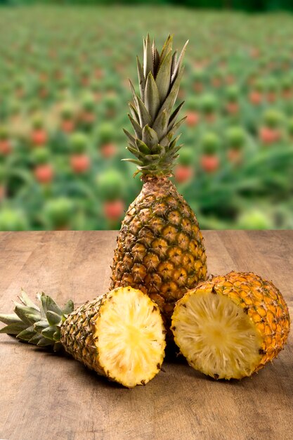 Quelques ananas sur une table en bois. Fruit frais.