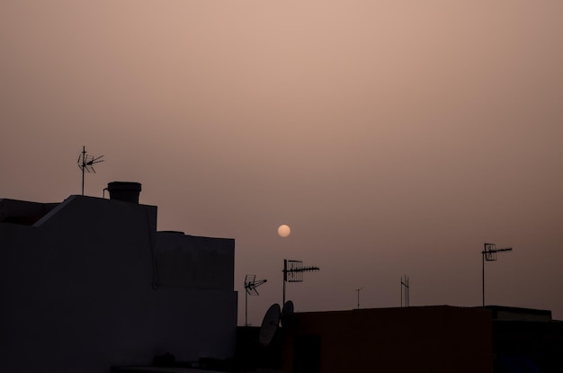 Quelques antennes silhouettée au sommet d'une colline