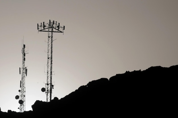 Quelques antennes silhouettée au sommet d'une colline