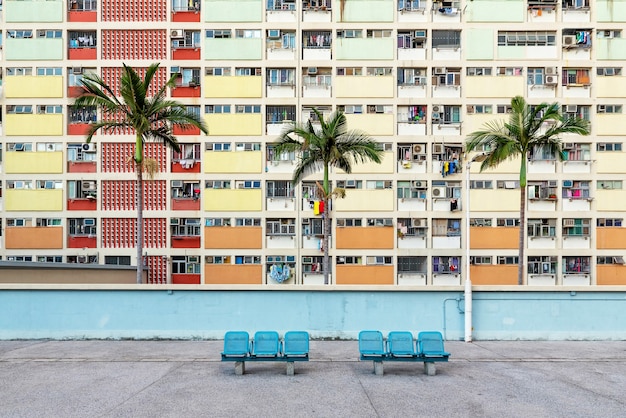 Quelques bancs en face de façade colorée à Hong Kong