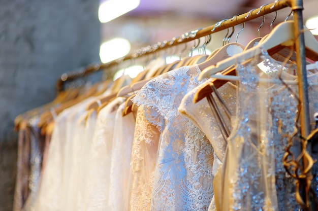 Quelques belles robes de mariée sur un cintre. Vêtements pour mariée ou demoiselles d&#39;honneur