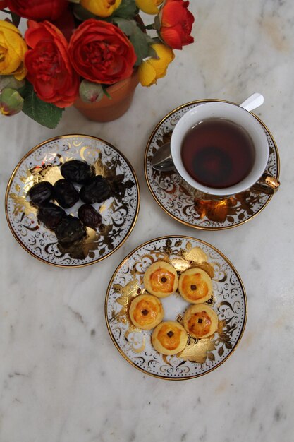 Quelques biscuits Nastar aux dattes sucrées et une tasse de thé chaud pour la pause du jeûne du Ramadan