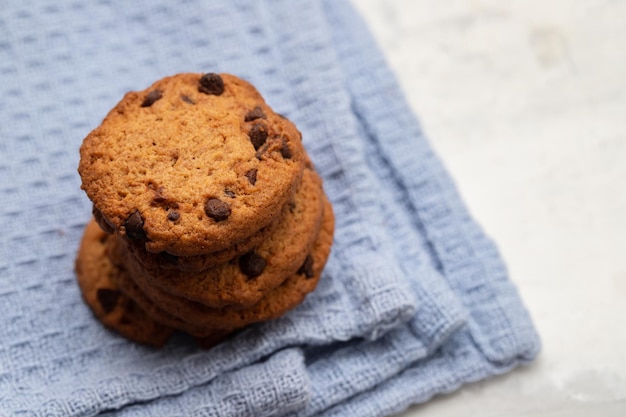 Quelques biscuits savoureux frais avec des pépites de chocolat