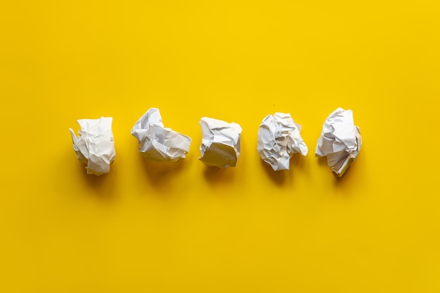 Quelques boules de papier blanc sur la table au bureau