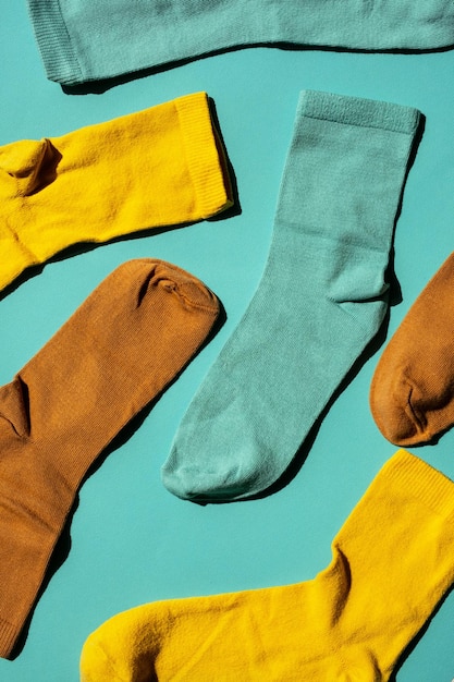 Quelques chaussettes sur fond turquoise Disposition des chaussettes colorées