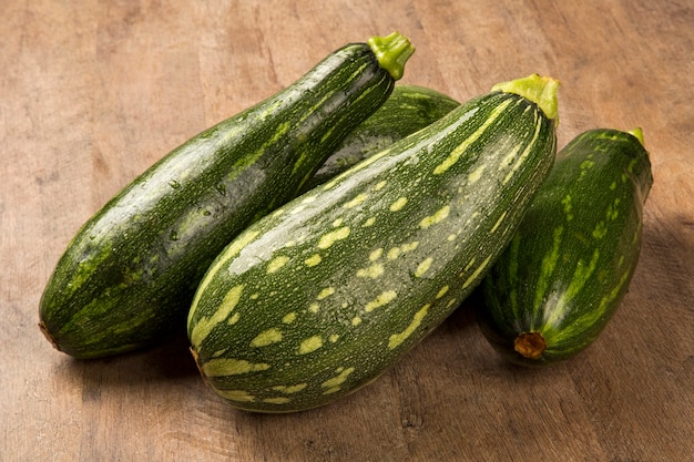 Quelques courgettes sur une surface en bois blanche. Légume frais.