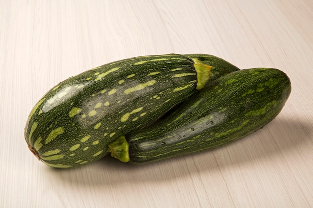 Quelques courgettes sur une surface en bois blanche. Légume frais.