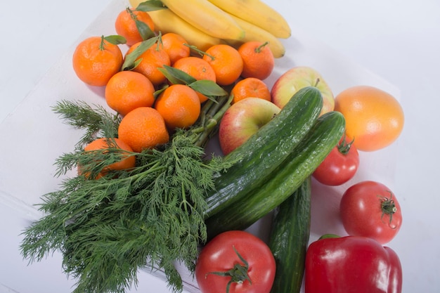 Quelques fruits et légumes sur blanc