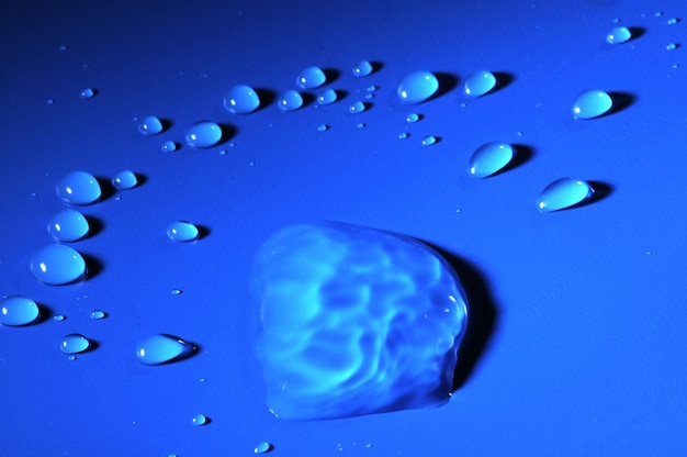 Quelques gouttes d'eau fraîches et humides bleues rondes