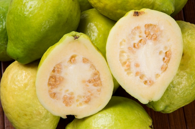 Quelques goyaves brésiliennes sur une table en bois. Fruits frais