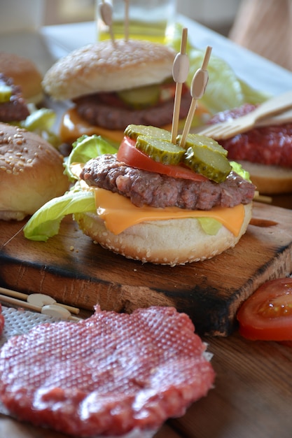 Quelques hamburgers faits maison