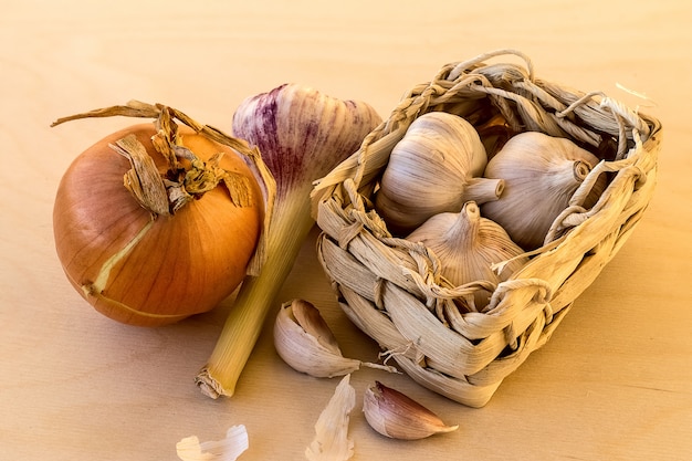 Quelques oignons et ail sur une vieille table en bois;