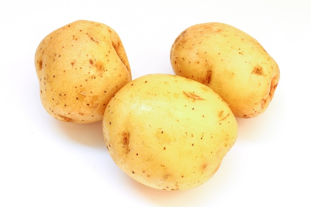 Quelques pommes de terre isolées