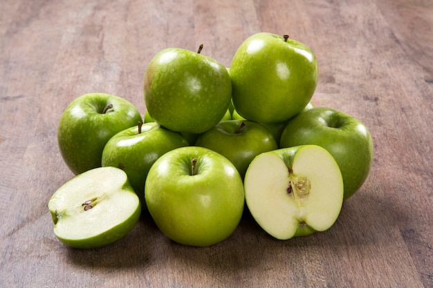 Quelques pommes vertes sur une table en bois. Fruits frais