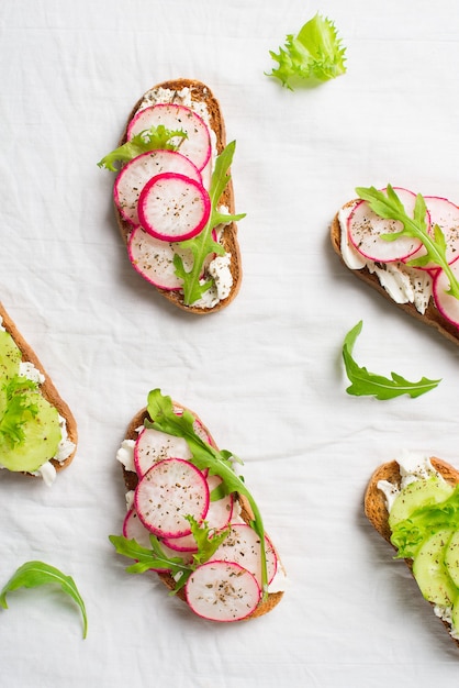 Quelques toasts de radis et de concombre avec ricotta et salade