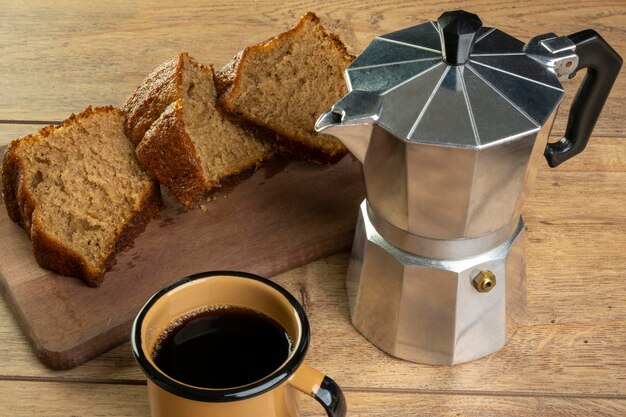 Quelques tranches de gâteau à la banane avec une tasse de café.