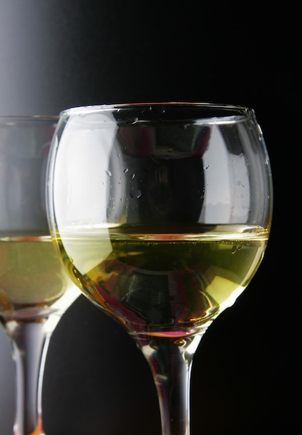 Quelques verres de vin blanc.