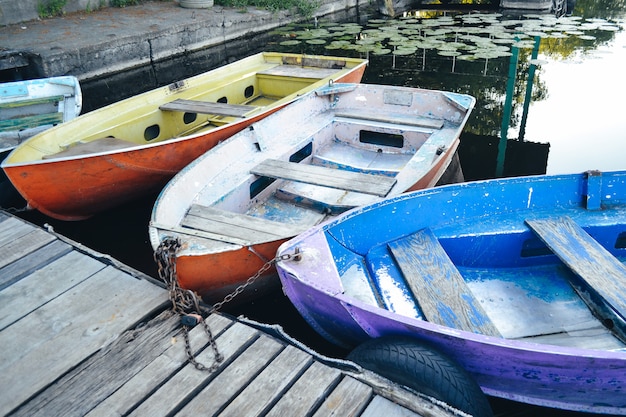 Quelques vieux bateaux sur le quai