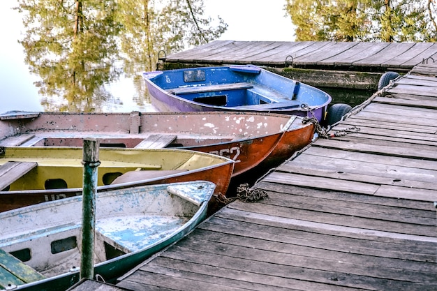 Quelques vieux bateaux sur le quai