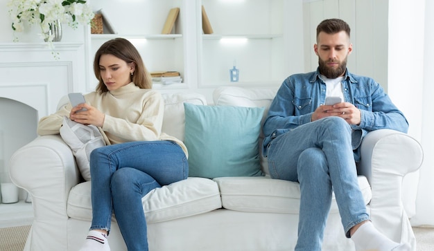 Querelle de famille Couple regardant leurs propres smartphones