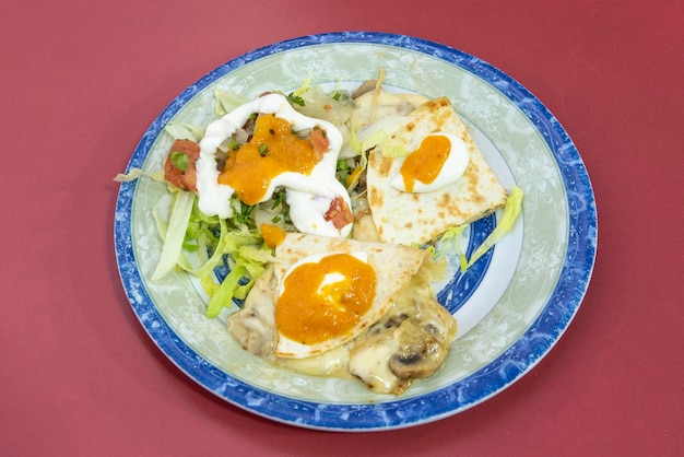 Quesadilla aux légumes avec crème de potiron et fromage fondu Fromage à la crème et roulé de campagne avec laitue iceberg