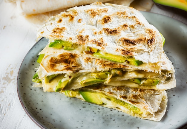 Quesadilla d'avocat mexicain sur planche de bois