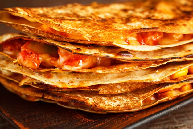 Quesadilla mexicaine agrandi sur une assiette sur une table en bois.