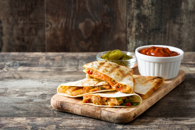 Quesadilla mexicaine au poulet, fromage et poivrons sur table en bois