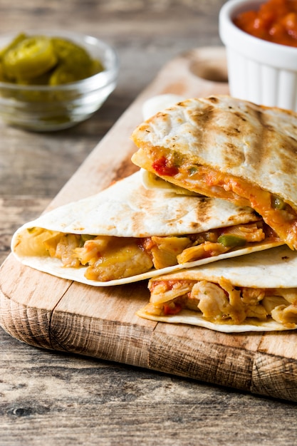 Quesadilla mexicaine au poulet, fromage et poivrons sur table en bois