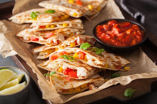 Quesadilla mexicaine au poulet, tomate, maïs sucré et fromage