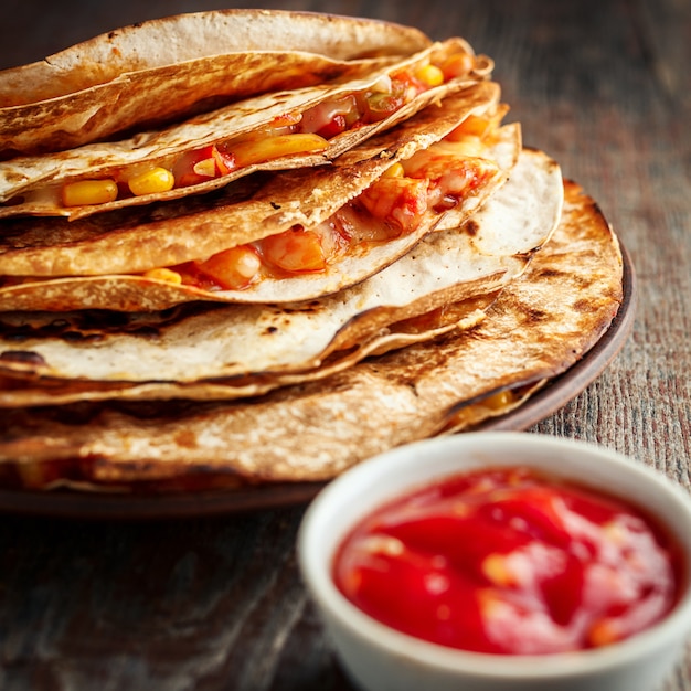 Quesadilla Mexicaine Et Salsa Sur Une Table En Bois