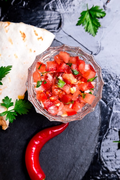 Quesadilla mexicaine avec salsa