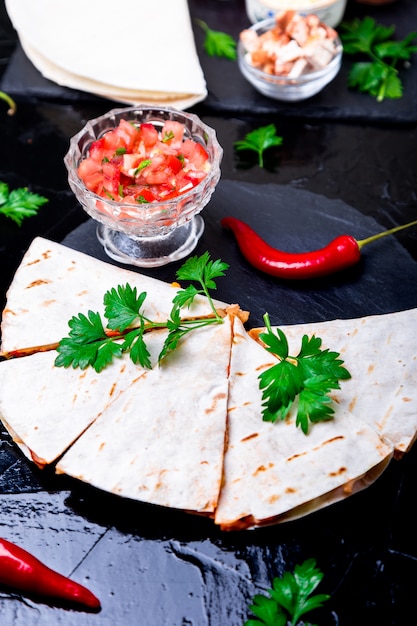 Quesadilla Mexicaine à La Sauce Salsa Sur Une Assiette En Pierre D’ardoise Noire,