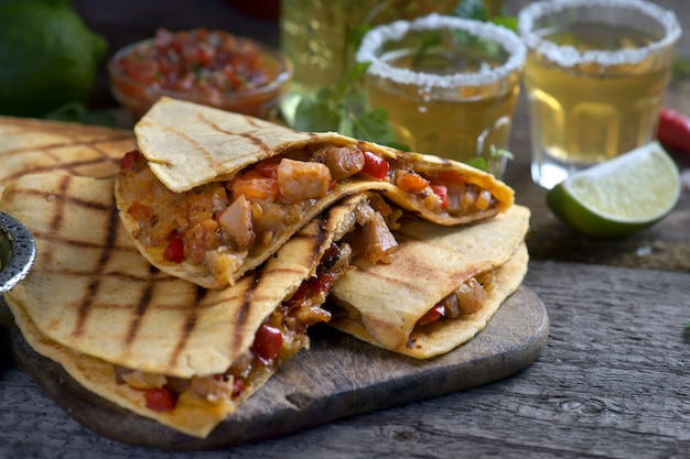 quesadilla avec salsa sur fond de bois