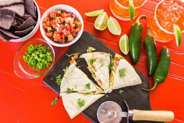 Photo quesadilla tranchée farcie de fromage, poulet et pico de gallo.