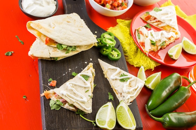 Quesadilla tranchée farcie de fromage, poulet et pico de gallo.