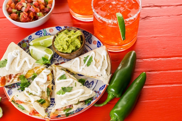 Quesadilla tranchée farcie de fromage, poulet et pico de gallo.