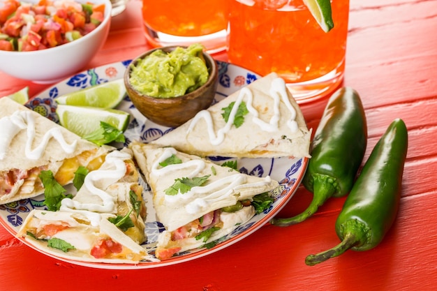 Quesadilla tranchée farcie de fromage, poulet et pico de gallo.